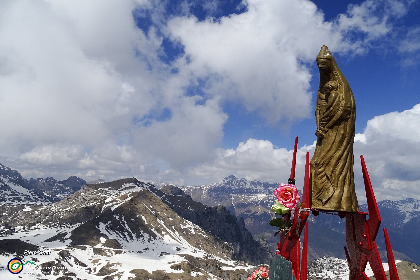 62 Madonnina di vetta con Cima di Piazzo e Tre Signori.JPG